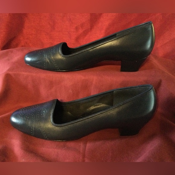 Naturalized Women’s Anita Leather Pumps - Picture 6 of 7